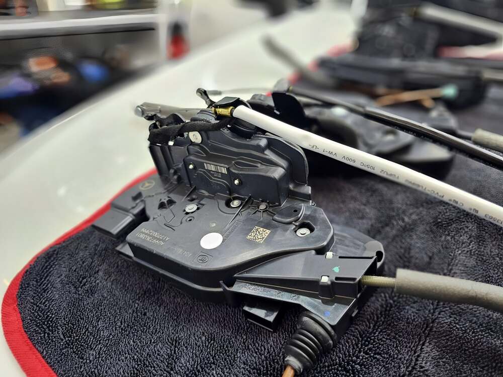 Động cơ giúp cửa hít ô tô hoạt động