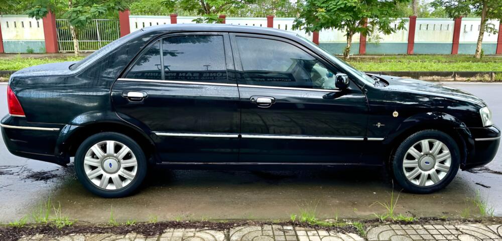 Ford Laser vè che mưa 