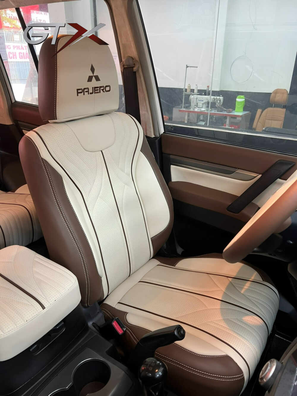 Ghế da phối hợp giữa màu nâu tinh tế với màu be sang trọng