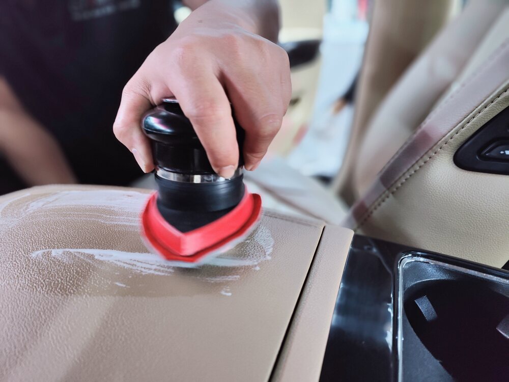 Giá của dịch vụ vệ sinh nội thất ô tô