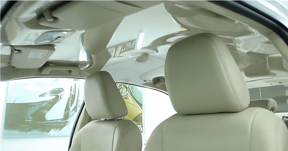 Gỡ bỏ tất cả các màng nhựa bọc trong xe ô tô