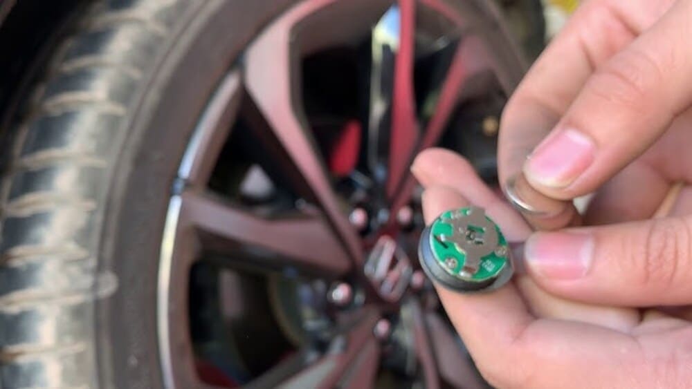 Hướng dẫn thay pin cảm biến ô tô 