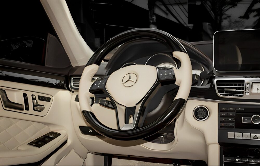 Khâu da vô lăng xe Mercedes