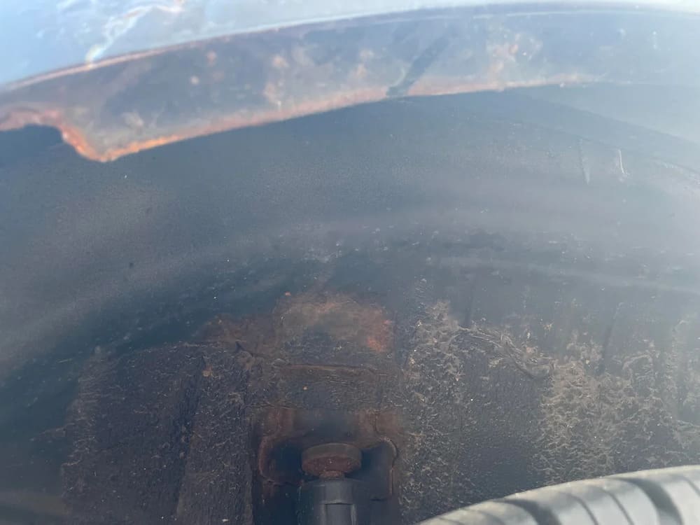 Khi không được bảo vệ, phần lòng trong dễ bị rỉ sét