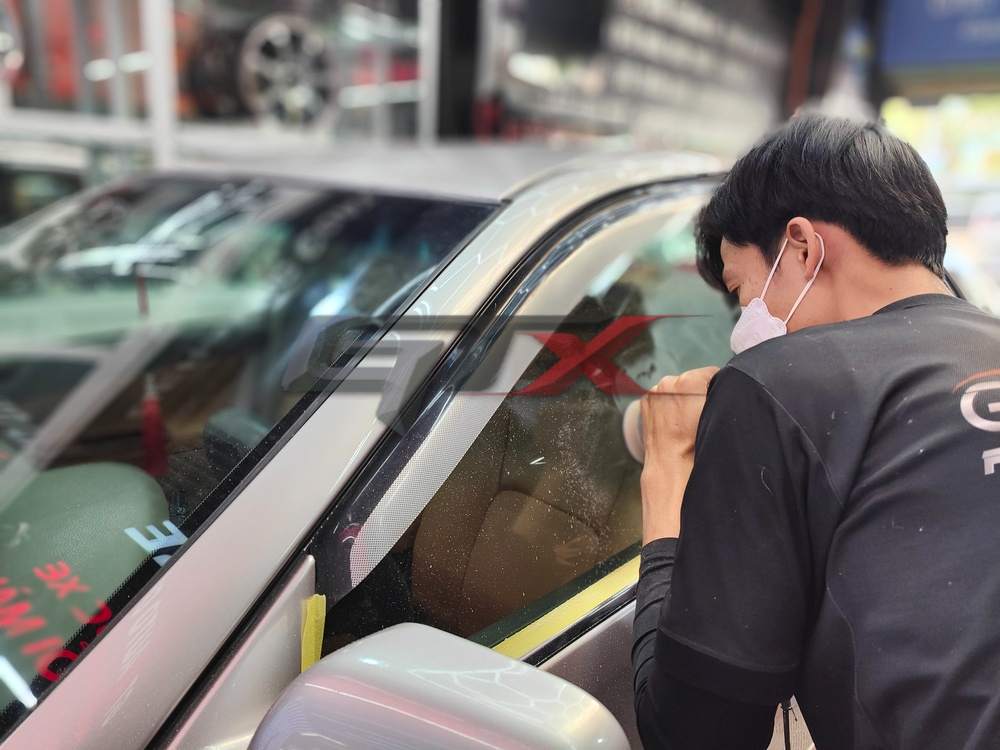 Không nên lên xuống kính trong 2 ngày sau khi dán