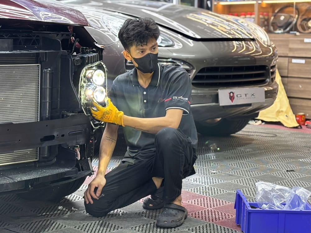 KTV tại GTX Auto Care điều chỉnh các thông số đèn
