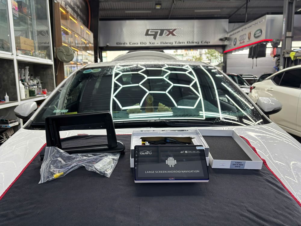 Kỹ thuật viên chuyên nghiệp thực hiện lắp màn hình Android 