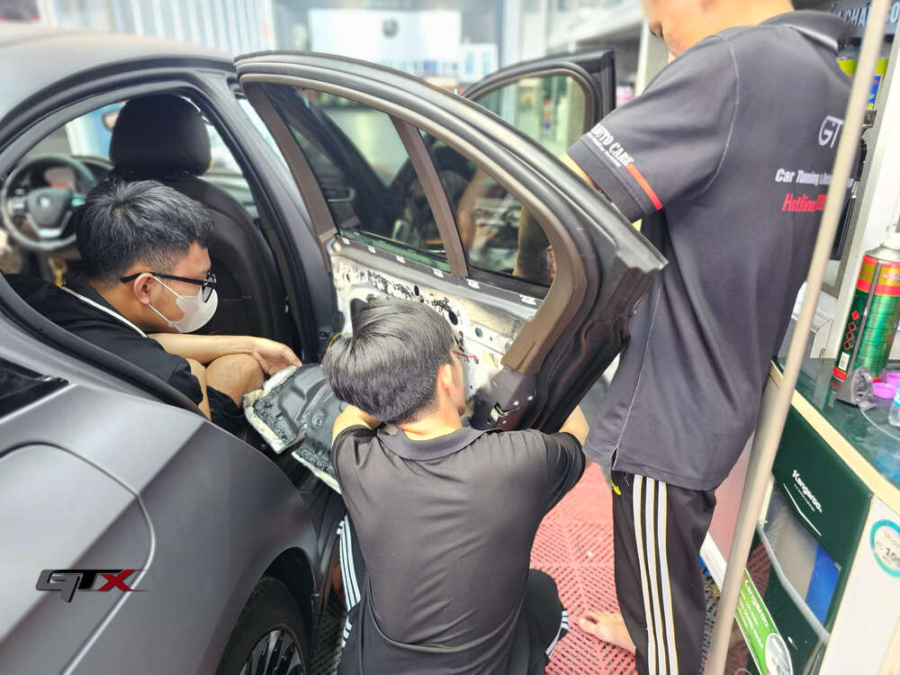 Kỹ thuật viên lắp đặt linh kiện bên trong cánh cửa xe ô tô