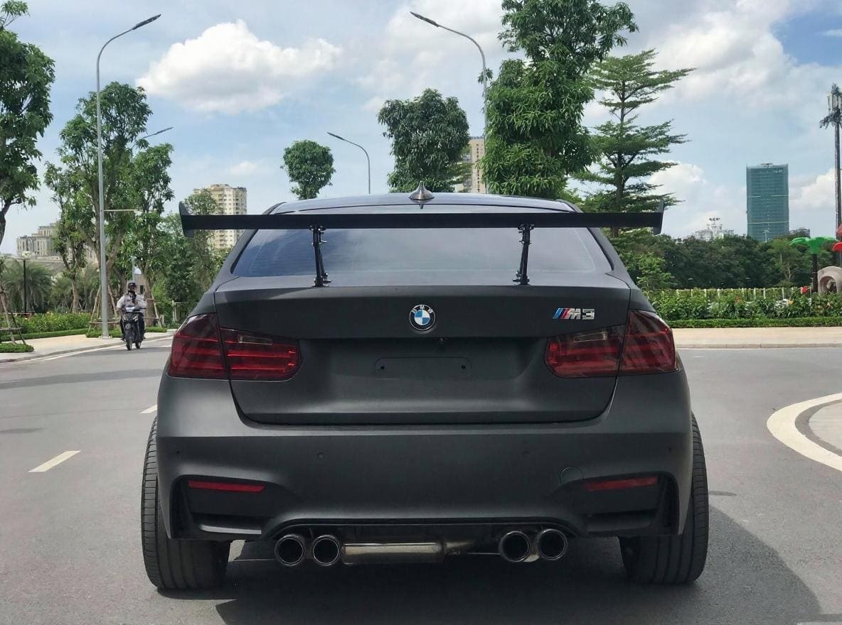 Lắp cánh gió đuôi xe BMW