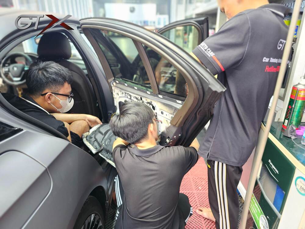 Lắp đặt cửa hít Lexus tại showroom GTX Auto Care 