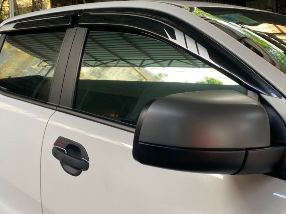 Lắp đặt vè che mưa Ford Laser 
