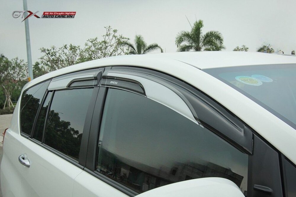 Lắp vè che mưa cho Innova tại GTX Auto Care chuyên nghiệp