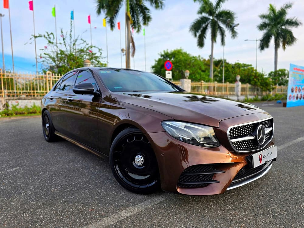 Mercedes đổi màu decal