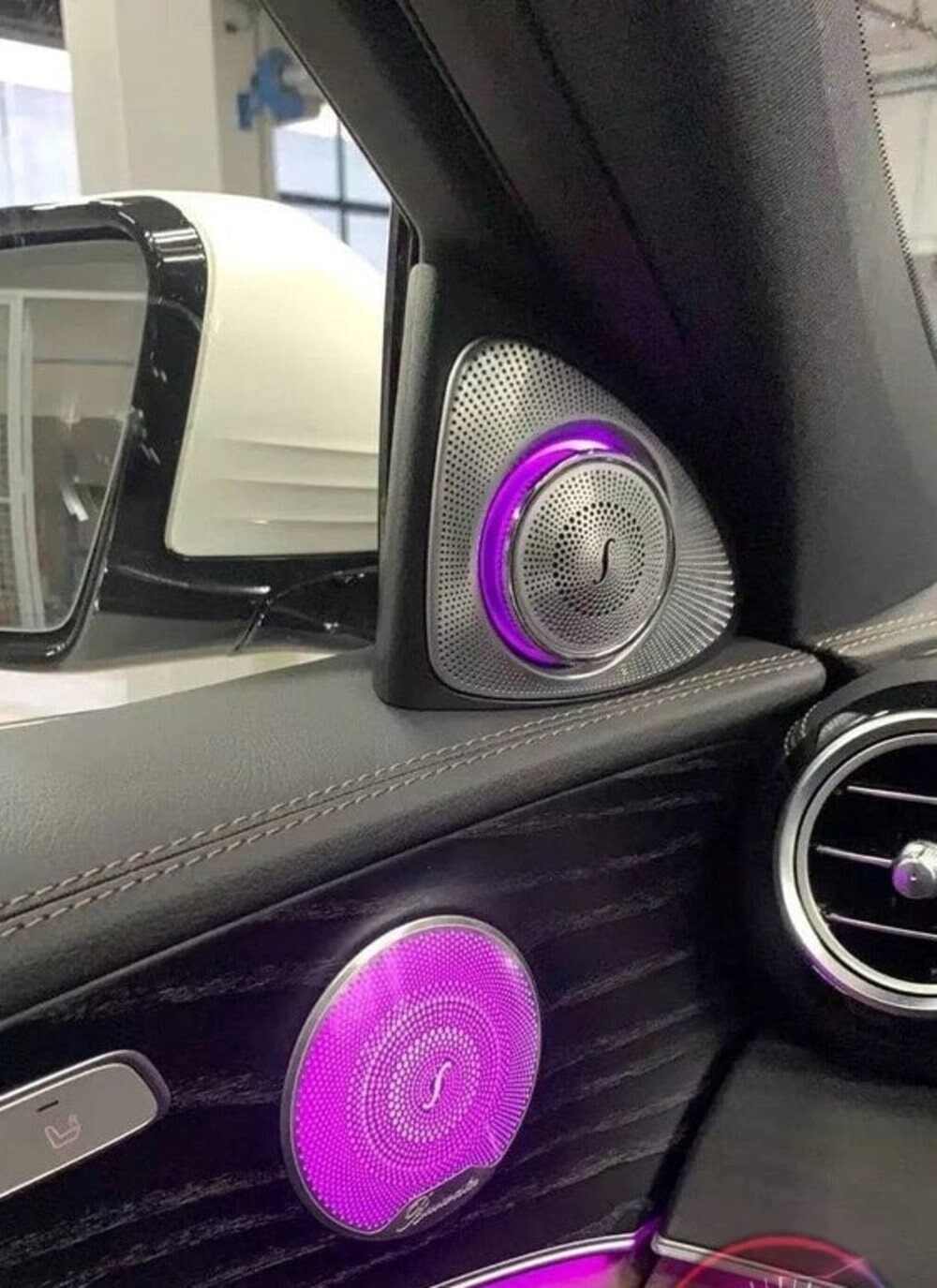 Nắp loa Burmester tích hợp hệ thống điện của Mercedes