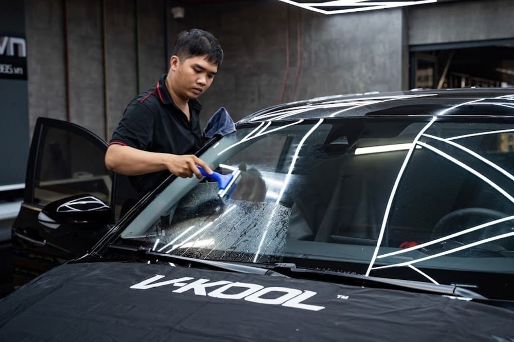 Nên lựa chọn các trung tâm dán phim Vkool uy tín để đảm bảo chất lượng