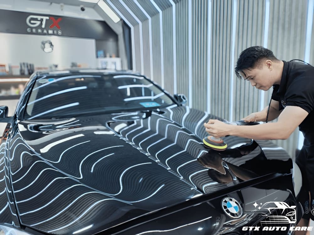 Nhân viên GTX Auto Care làm sạch xe ô tô