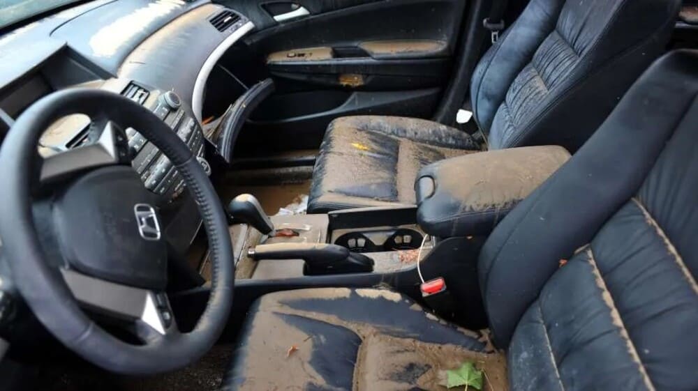 Nội thất xe hư hại do nước lũ