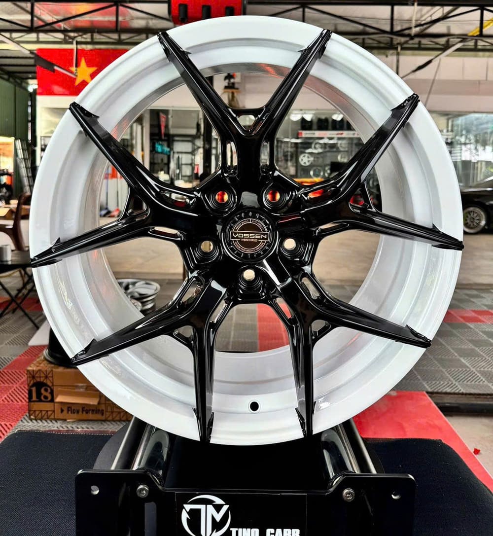 Phối màu vành trắng kết hợp đen trên mâm 19 inch