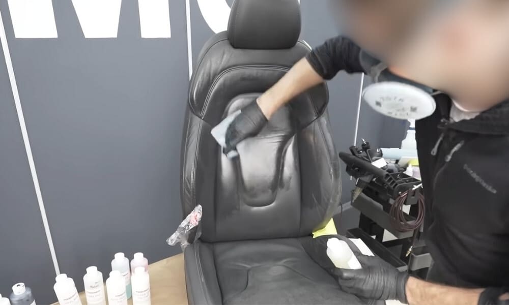 Phủ lớp dưỡng và bảo vệ da