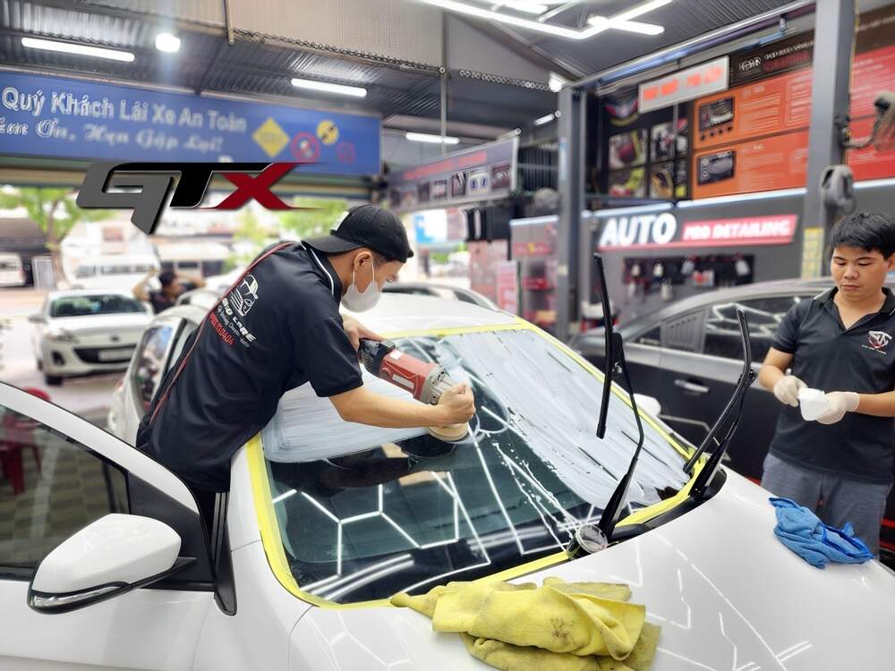 Quá trình tẩy ố kính tại trung tâm GTX Auto Care