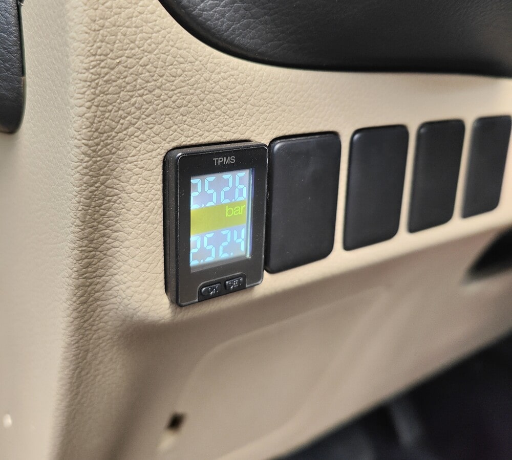 Reset cảm biến áp suất lốp bằng nút bấm