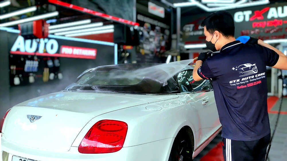 Rửa xe để loại bỏ bụi bẩn trước khi đánh bóng
