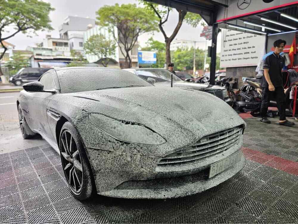 Rửa xe định kì, hạn chế xe bị ố 