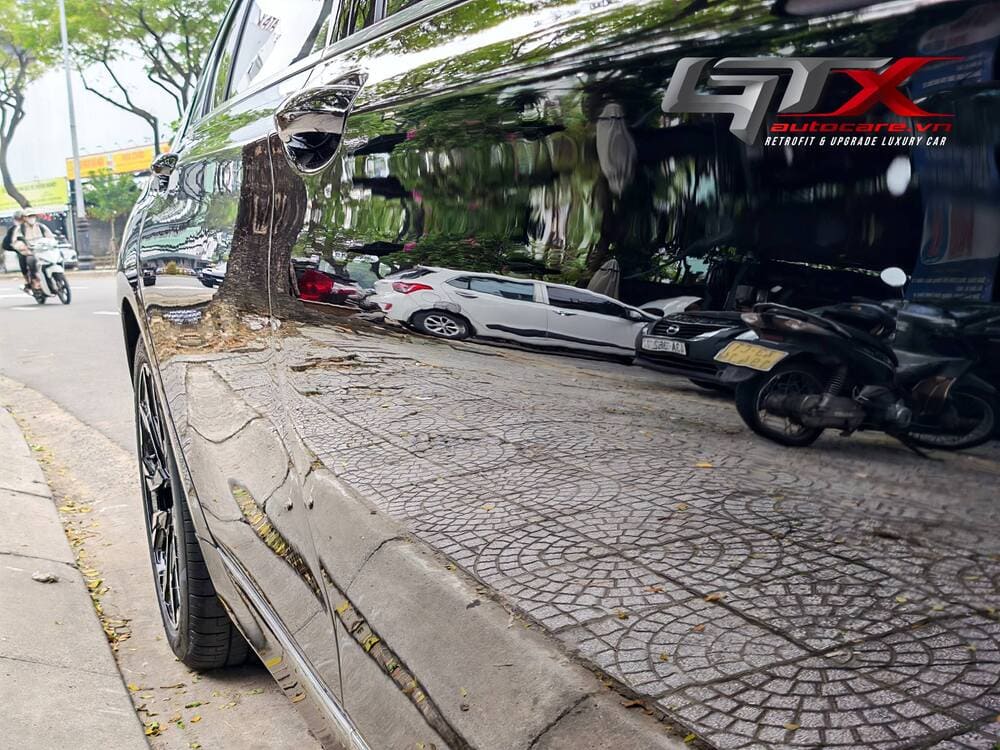 Sơn đổi màu đen bóng cho xe BMW 730