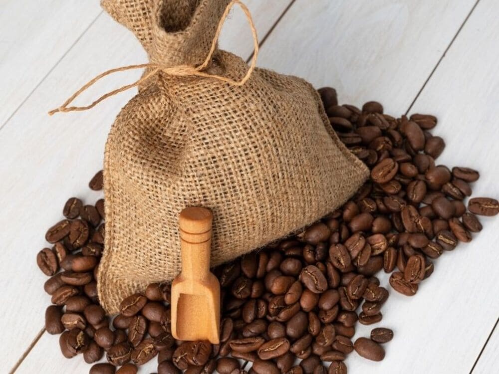 Sử dụng bã cà phê hoặc hạt cà phê để khử mùi