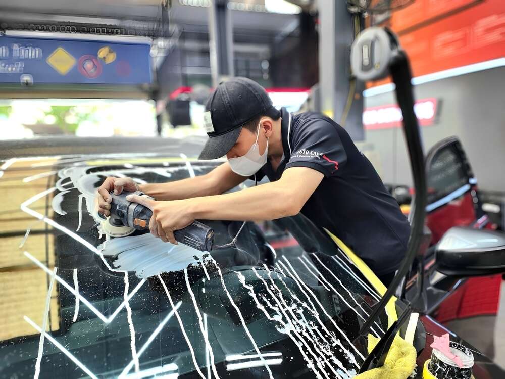 Sử dụng dung dịch chuyên dụng để tẩy vết ố trên kính