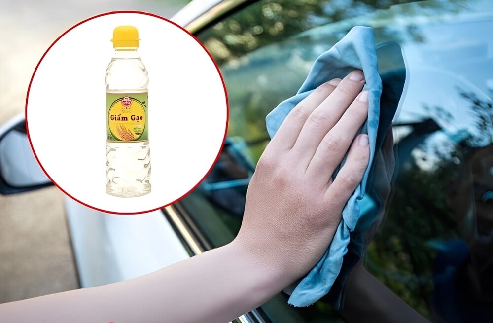 Sử dụng giấm ăn để tẩy vết ố trên kính