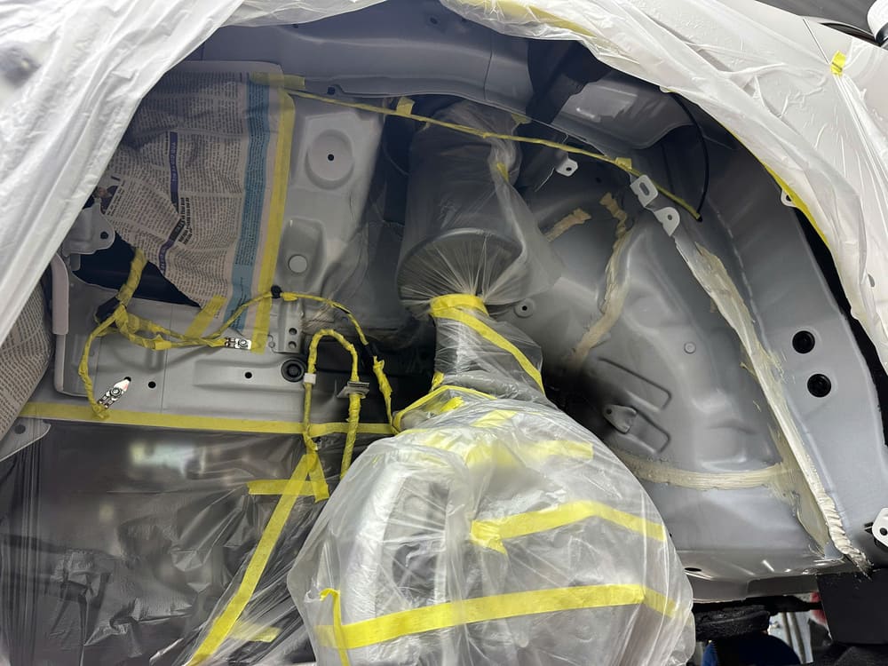 Tháo bánh xe và che chắn