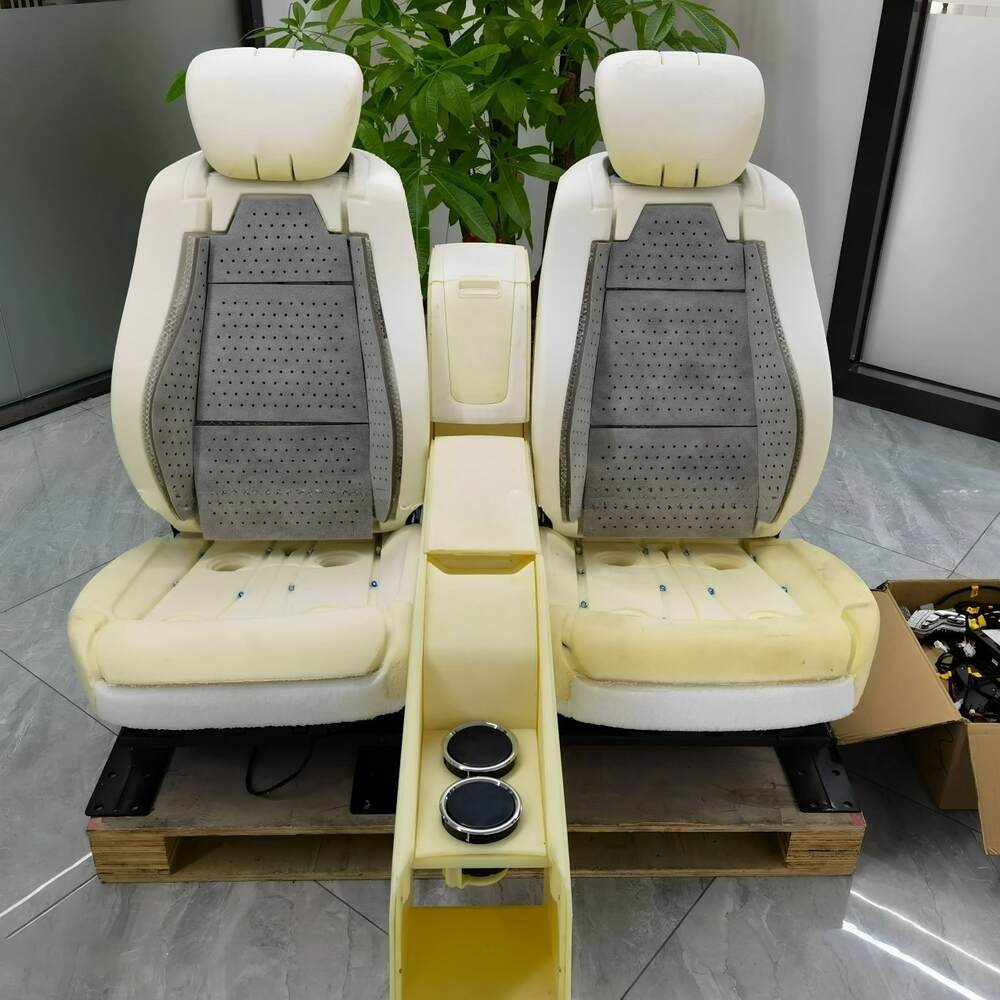 Tháo lớp nỉ cũ trước khi bọc da mới