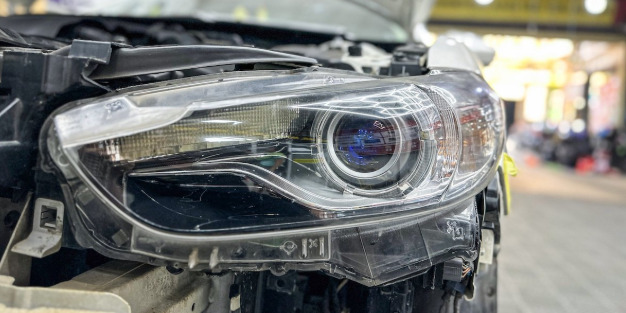 Thay vỏ đèn cho Mazda 6 