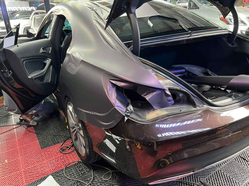 Thi công dan đổi màu xe mercedes