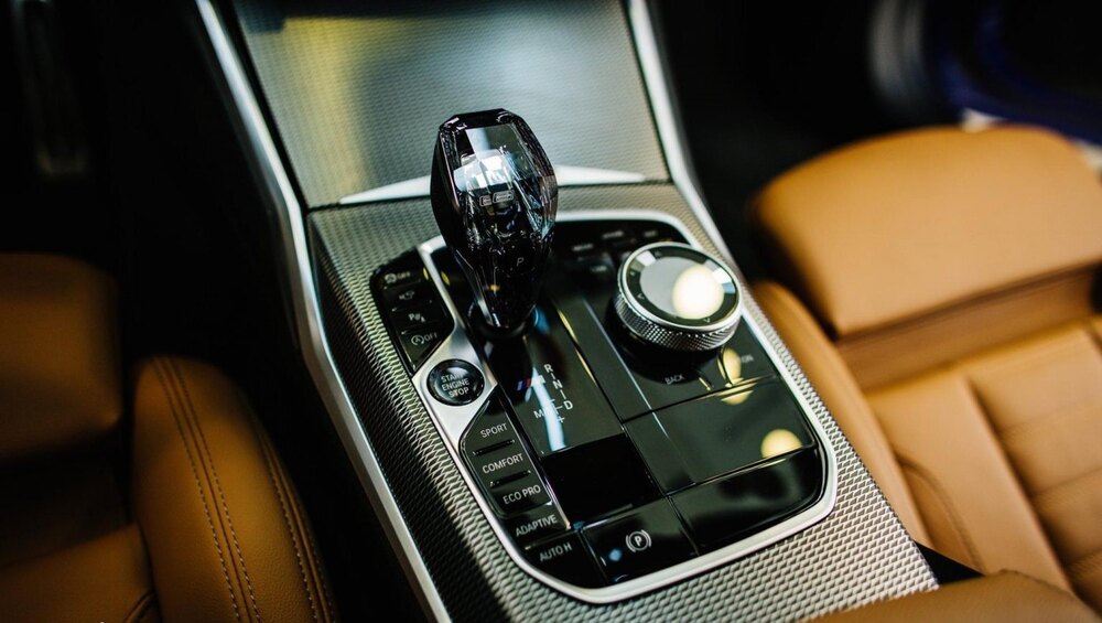 Thiết kế của cần số pha lê của dòng xe BMW sắc nét, tinh tế