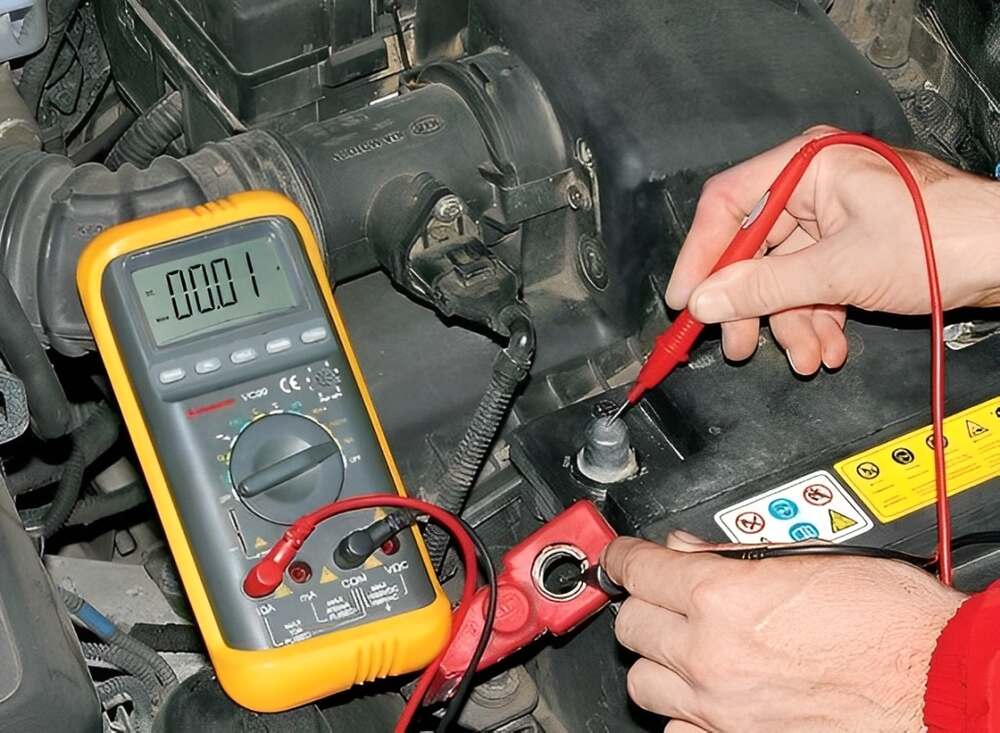 Thường xuyên kiểm tra dung dịch ắc quy