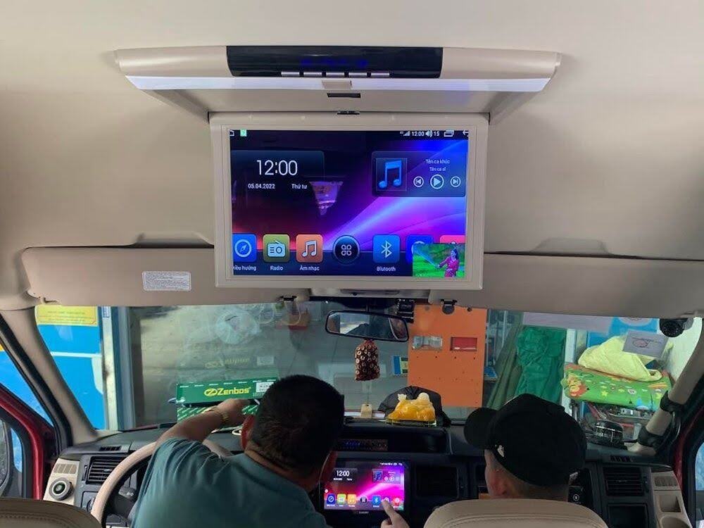 Tính năng của màn hình treo trần ô tô