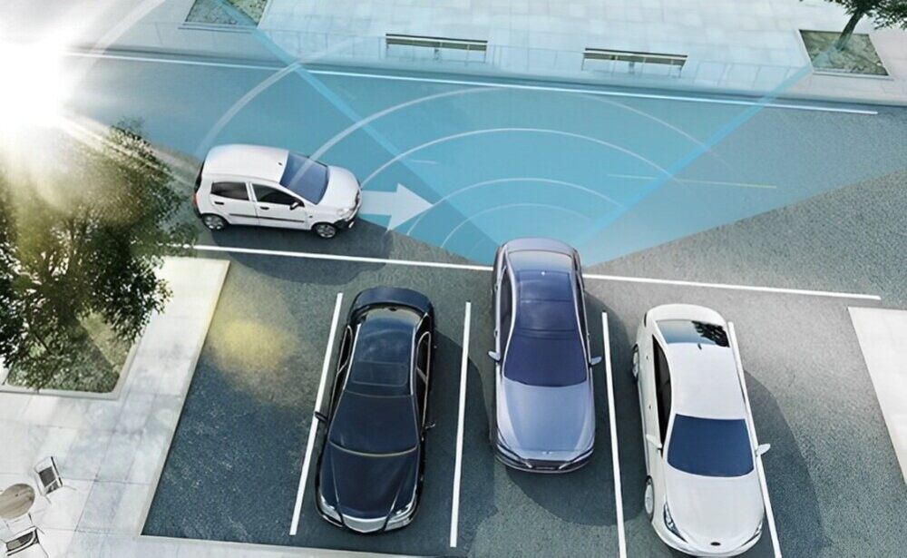 Tính năng cảnh báo có phương tiện cắt ngang khi lùi