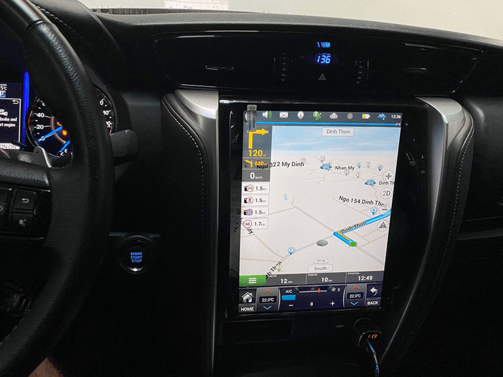 Toyota Fortuner trang bị màn hình Tesla