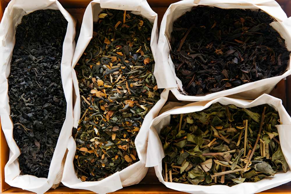 Trà khô, bã cà phê - khử mùi kết hợp tạo hương