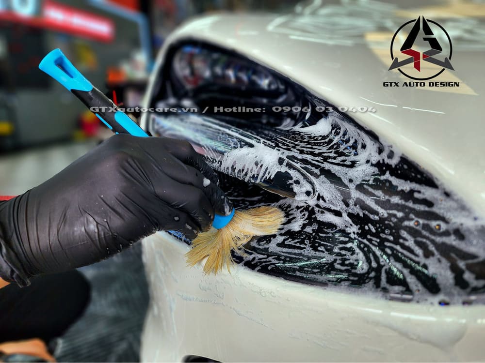 Vệ sinh cọ rửa bụi bẩn cho đèn xe