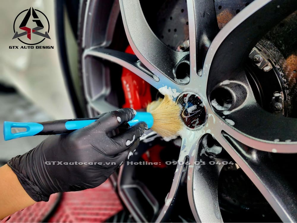 Vệ sinh cọ rửa bụi bẩn cho mâm xe
