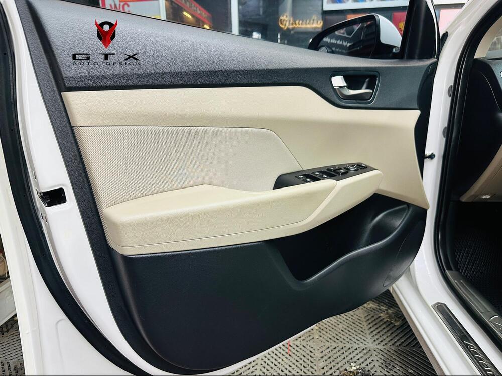 Vệ sinh cửa xe ô tô