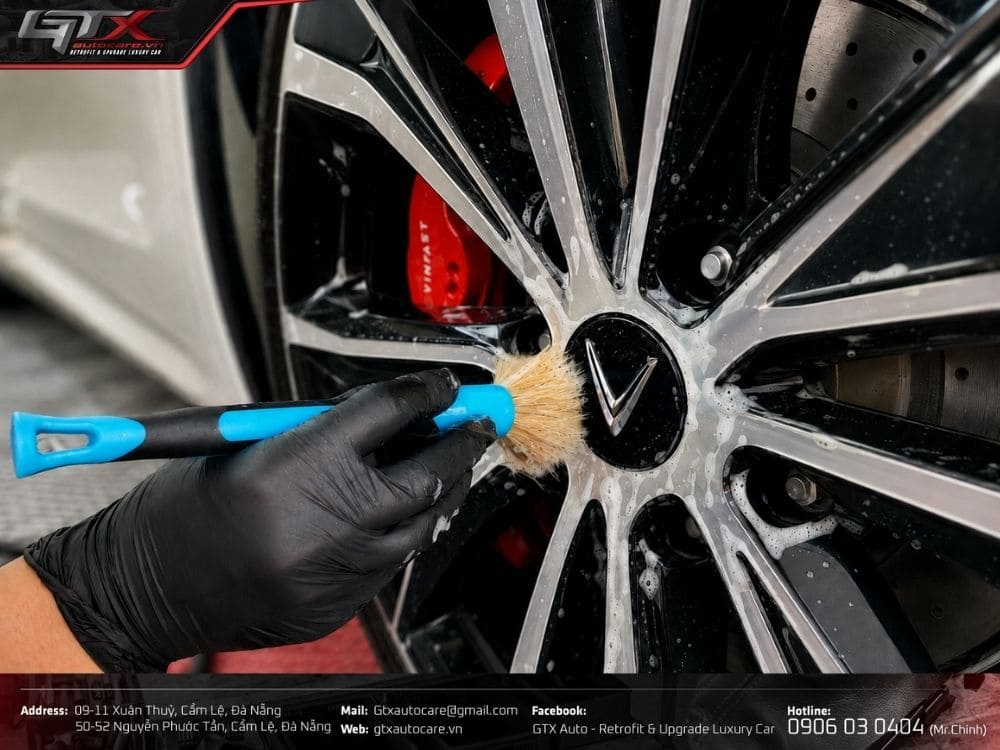 Vệ sinh mâm xe VF8