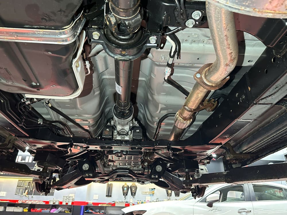 Vệ sinh sạch sẽ khung gầm