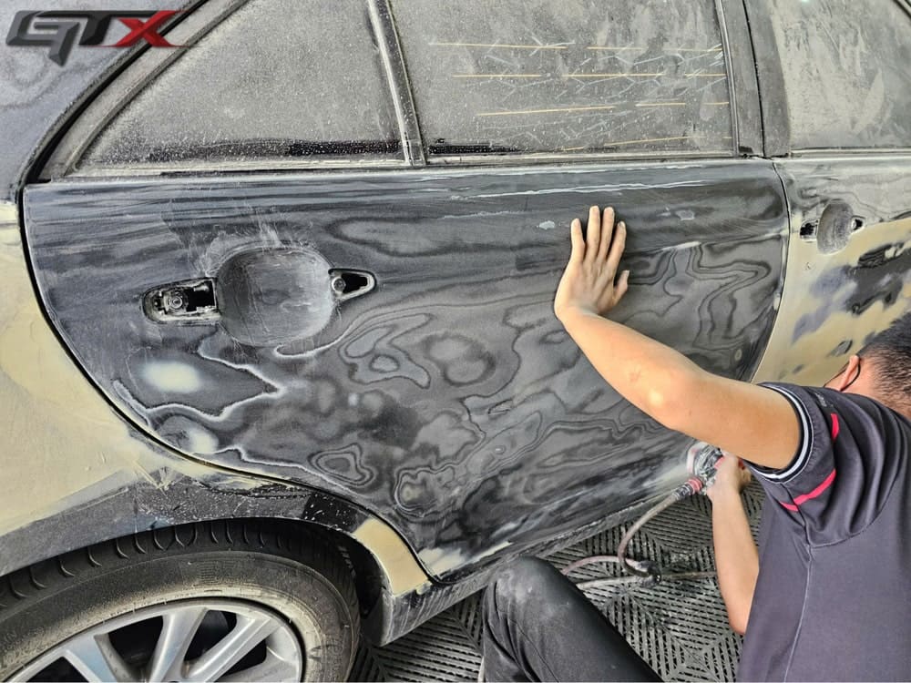 Vệ sinh và xử lý bề mặt ô tô