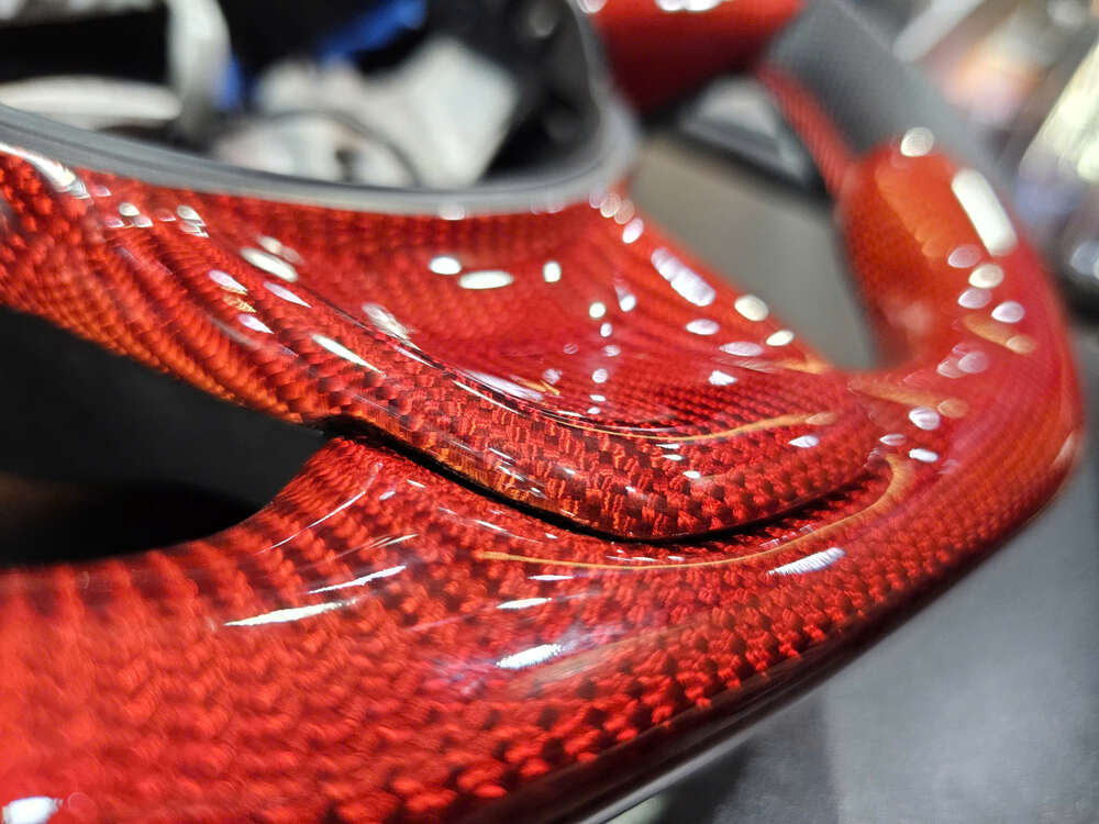 Vô lăng carbon fiber màu đỏ