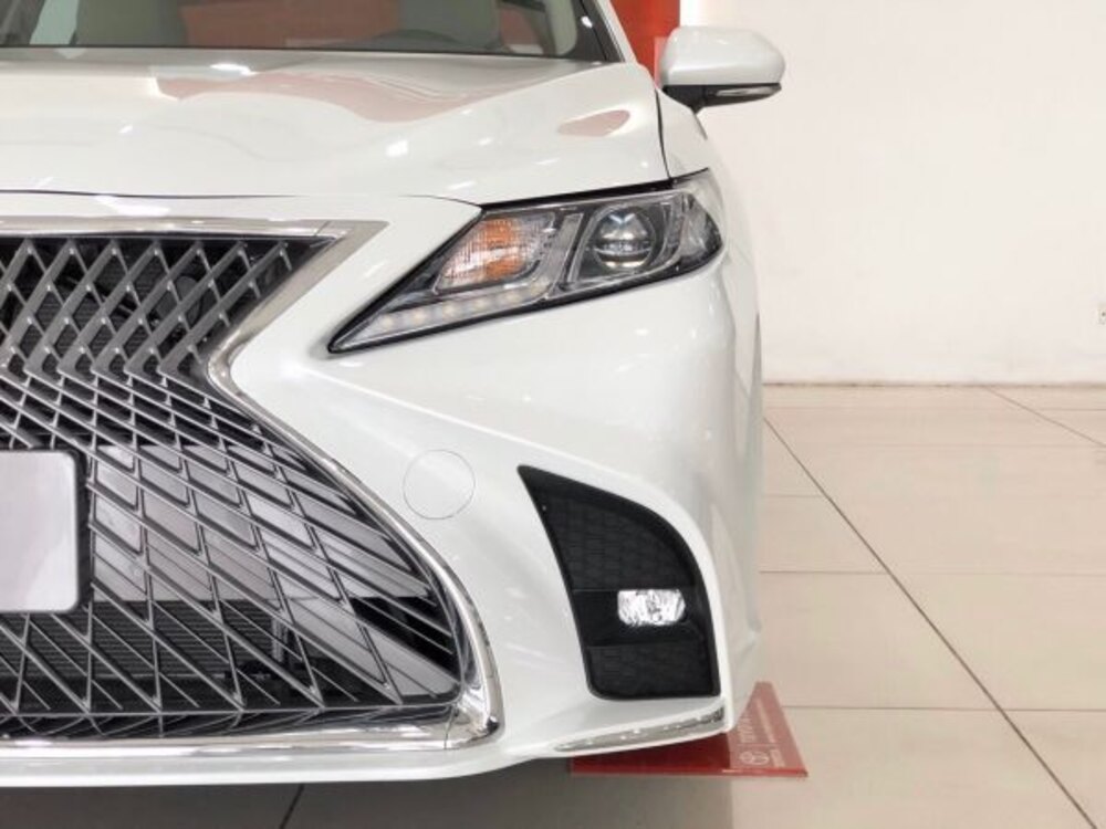 Xe Camry lắp cản trước và ốp đèn sương mù Lexus