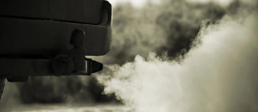 Xe thải ra nhiều khói trắng